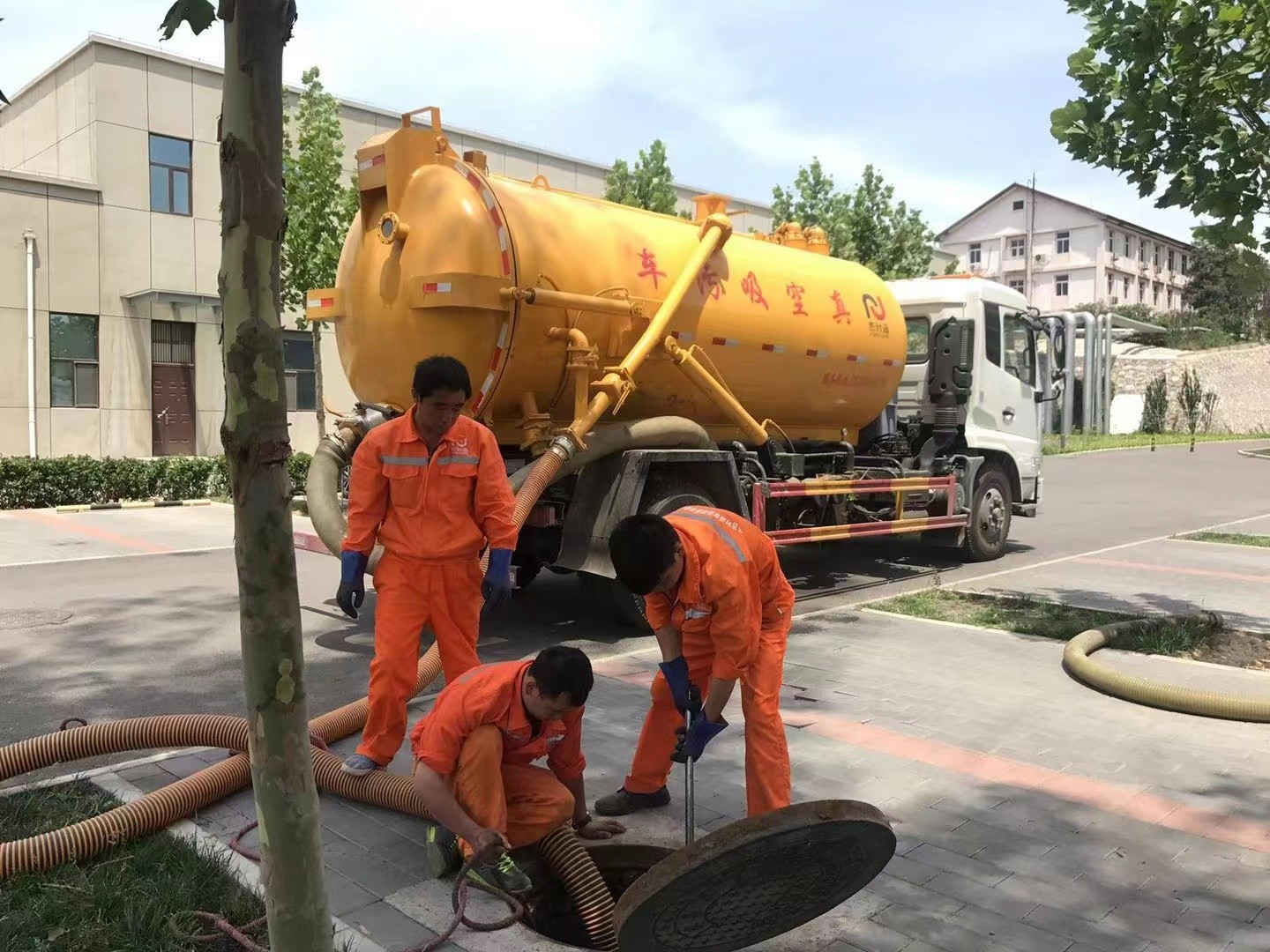 泰来管道疏通车停在窨井附近