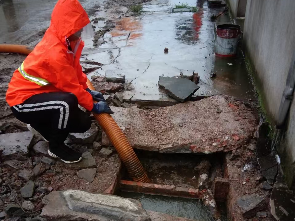 泰来专业清理污水池 炜誉市政以规范流程守护城市 “肠道”