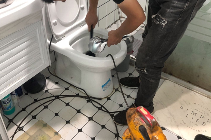 泰来马桶堵塞自己疏通还是找师傅?专业上门服务让你省时更省心